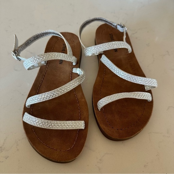 Steve Madden Girl’s Plum Strappy Memory Foam Sandal in silver Size: 1 - Picture 2 of 4